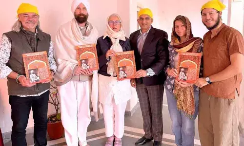 Jalandhar अंतर्राष्ट्रीय आगंतुकों ने गुरु तेग बहादुर पर पुस्तक की सराहना की Jalandhar अंतर्राष्ट्रीय आगंतुकों ने गुरु तेग बहादुर पर पुस्तक की सराहना की