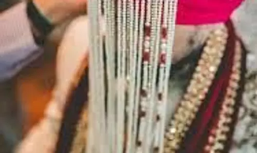 Wedding Rituals: दूल्हे के सिर पर क्यों बांधा जाता है सेहरा? कारण जानकार रह जाएंगे हैरान Wedding Rituals: दूल्हे के सिर पर क्यों बांधा जाता है सेहरा? कारण जानकार रह जाएंगे हैरान