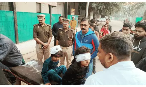 एक्सप्रेसवे पर बस पलटने से 3 की मौत, कई घायल एक्सप्रेसवे पर बस पलटने से 3 की मौत, कई घायल