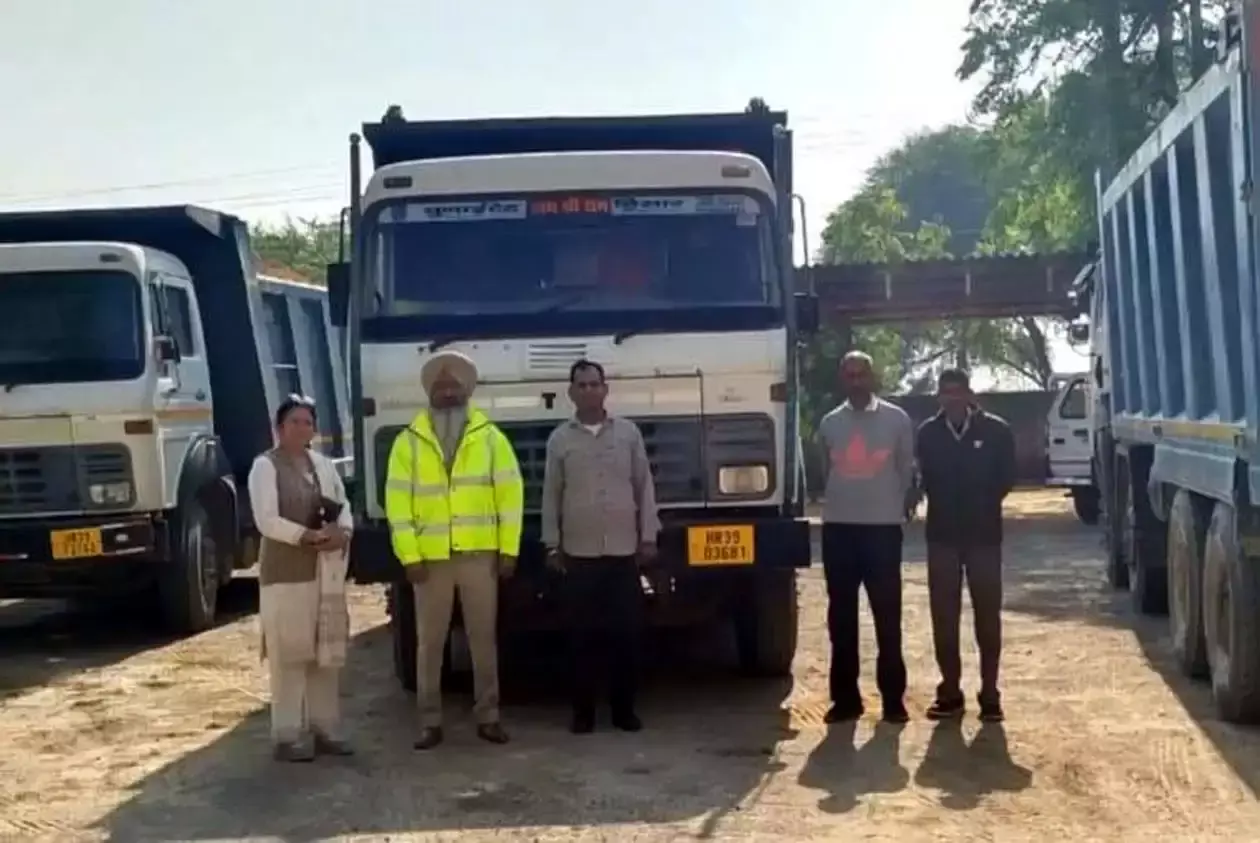 Hisar: सीएम फ्लाइंग ने कई ओवरलोड वाहन रोके Hisar: सीएम फ्लाइंग ने कई ओवरलोड वाहन रोके