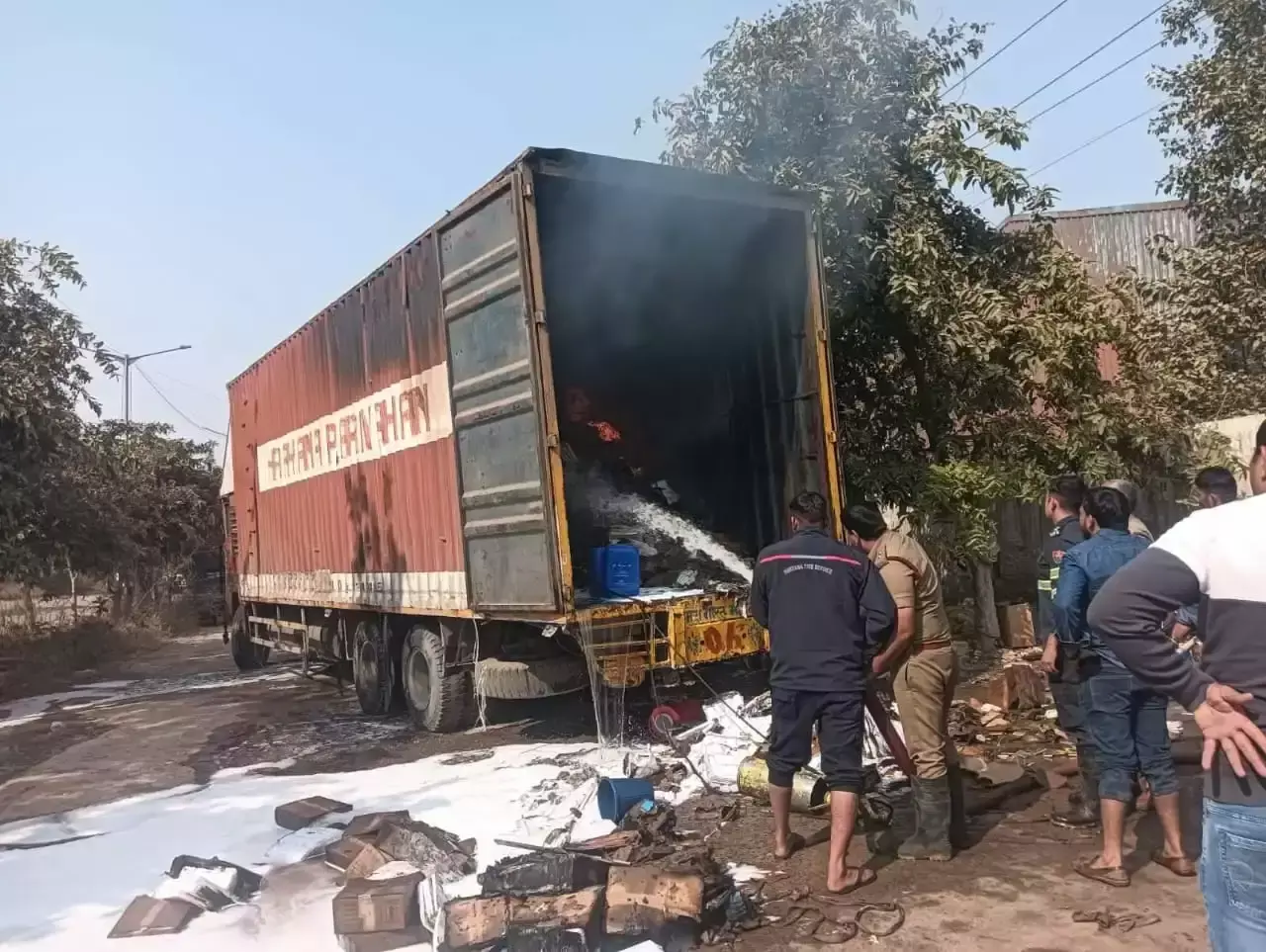 Jhajjar: चलते कंटेनर में लगी आग, बैट्रियां जलकर खाक Jhajjar: चलते कंटेनर में लगी आग, बैट्रियां जलकर खाक