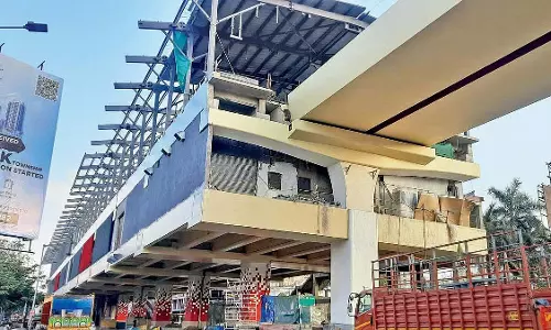 Mumbai Metro : 70 फुट नीचे गिरने से सुपरवाइजर की मौत Mumbai Metro : 70 फुट नीचे गिरने से सुपरवाइजर की मौत