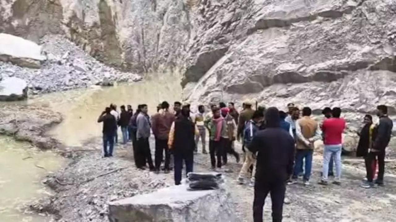Sonbhadra: खनन हादसा में मृतकों की संख्या 6, मंत्री ने लिया अवलोकन Sonbhadra: खनन हादसा में मृतकों की संख्या 6, मंत्री ने लिया अवलोकन