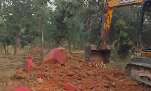 क्रेन JCB से नक्सल स्मारक ध्वस्त, फोर्स को नारायणपुर में मिली बड़ी सफलता क्रेन JCB से नक्सल स्मारक ध्वस्त, फोर्स को नारायणपुर में मिली बड़ी सफलता