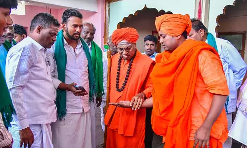 कोप्पल कारखानों से निकलने वाली धूल से परेशान गांव: थोंटाडा स्वामीजी स्तब्ध कोप्पल कारखानों से निकलने वाली धूल से परेशान गांव: थोंटाडा स्वामीजी स्तब्ध