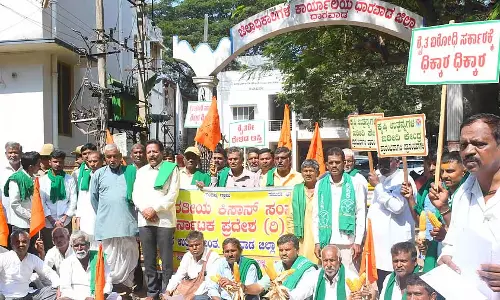 धारवाड़ में किसानों ने मक्के के लिए न्यूनतम 2,500 रुपये MSP की मांग को लेकर प्रदर्शन किया धारवाड़ में किसानों ने मक्के के लिए न्यूनतम 2,500 रुपये MSP की मांग को लेकर प्रदर्शन किया