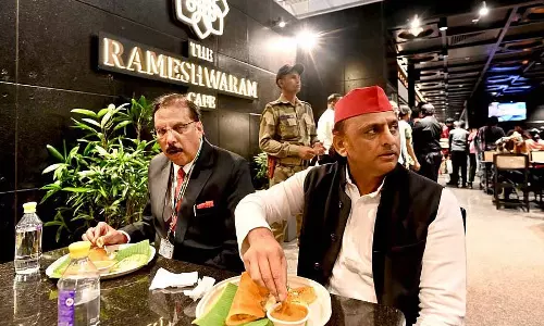 Akhilesh Yadav ने बेंगलुरु के रामेश्वरम कैफे में डोसा का स्वाद चखा Akhilesh Yadav ने बेंगलुरु के रामेश्वरम कैफे में डोसा का स्वाद चखा
