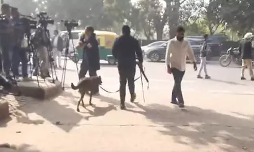 Delhi के दो स्कूलों और तीन अदालतों को बम से उड़ाने की धमकी Delhi के दो स्कूलों और तीन अदालतों को बम से उड़ाने की धमकी