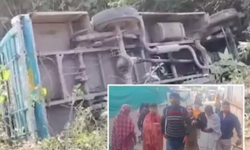Udhampur में बस के खाई में गिरने से स्कूली बच्चों समेत 10 से अधिक लोग घायल Udhampur में बस के खाई में गिरने से स्कूली बच्चों समेत 10 से अधिक लोग घायल