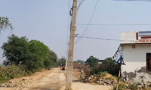 Fatehabad में निर्माणाधीन सड़क से सुरक्षा संबंधी चिंताएं बढ़ीं Fatehabad में निर्माणाधीन सड़क से सुरक्षा संबंधी चिंताएं बढ़ीं