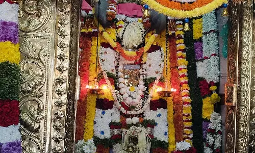 कार्तिक महीने का सोमवार; शिव मंदिर में दीप आरती जलाई गई कार्तिक महीने का सोमवार; शिव मंदिर में दीप आरती जलाई गई