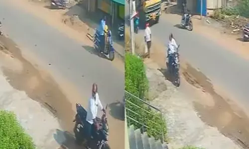 Andhra: लॉरी को ओवरटेक करने की कोशिश में व्यक्ति ट्रक के नीचे कुचला गया Andhra: लॉरी को ओवरटेक करने की कोशिश में व्यक्ति ट्रक के नीचे कुचला गया