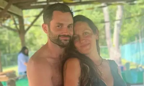 Penn Badgley और उनकी पत्नी डोमिनो किर्के दो बार गर्भपात के बाद लगभग तलाक लेने वाले थे