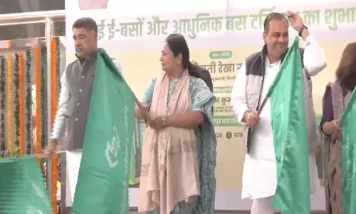 दिल्ली की मुख्यमंत्री रेखा गुप्ता ने आजादपुर में 40 नई इलेक्ट्रिक बसों को हरी झंडी दिखाई दिल्ली की मुख्यमंत्री रेखा गुप्ता ने आजादपुर में 40 नई इलेक्ट्रिक बसों को हरी झंडी दिखाई