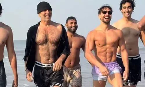 अक्षय कुमार ने टाइगर श्रॉफ और दोस्तों के साथ जुहू बीच से Ocean 9 का वीडियो जारी किया
