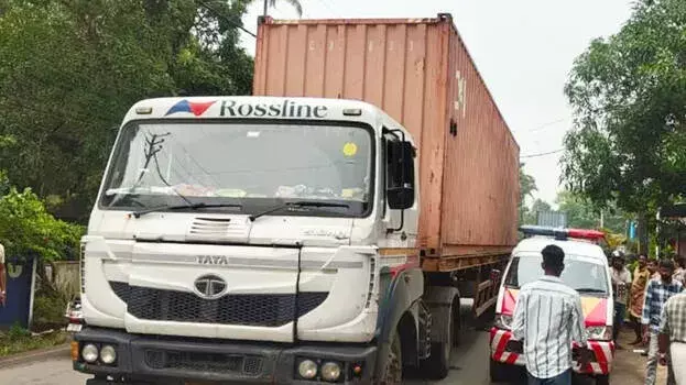 kerala: कोट्टायम में कंटेनर लॉरी और बाइक की टक्कर में हादसा; आशा की दुखद मौत