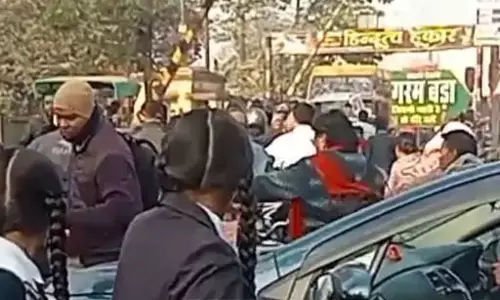 मालगाड़ी खराब हुई रेलवे क्रॉसिंग के पास ही, लोग हुए परेशान मालगाड़ी खराब हुई रेलवे क्रॉसिंग के पास ही, लोग हुए परेशान