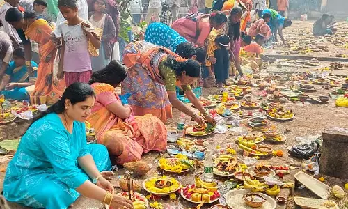 अंतिम कार्तिक सोमवार; श्रद्धालुओं की भीड़ उमड़ी