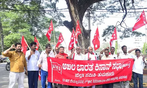 Karnataka : फसल नुकसान मुआवजे की मांग
