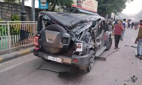 Hyderabad के बेगमपेट में ट्रक ने जीप को टक्कर मारी, यात्री घायल