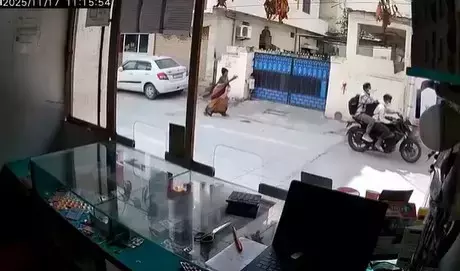 Hyderabad में दिनदहाड़े चेन स्नैचिंग की घटना