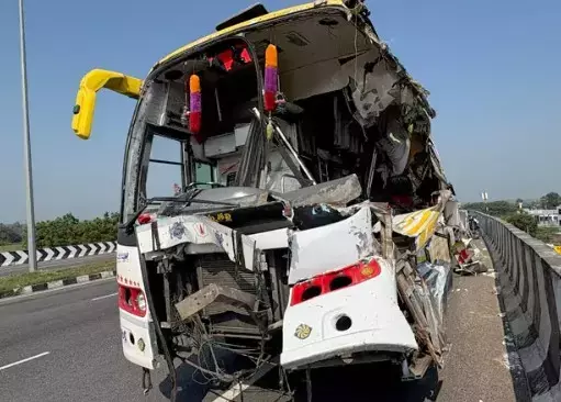 Telangana : नंदीगामा के पास निजी बस और लॉरी में टक्कर, 8 घायल Telangana : नंदीगामा के पास निजी बस और लॉरी में टक्कर, 8 घायल