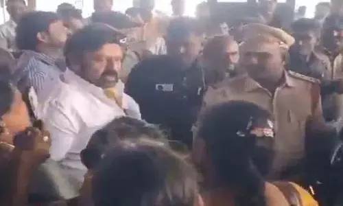 Visakhapatnam हवाई अड्डे पर बालकृष्ण का गुस्सा फूटा, प्रशंसक पर भड़के
