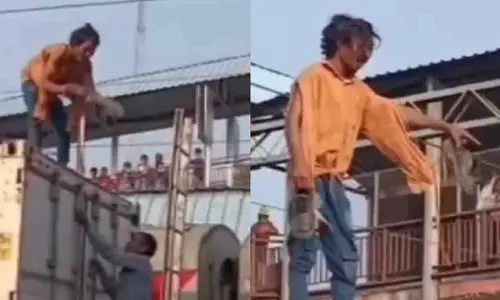 Dhanbad स्टेशन पर नशे में व्यक्ति ट्रेन की छत पर चढ़ा