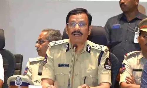 हैदराबाद में ऑनलाइन धमकियों पर सज्जनार ने जताई शून्य सहिष्णुता की नीति हैदराबाद में ऑनलाइन धमकियों पर सज्जनार ने जताई शून्य सहिष्णुता की नीति