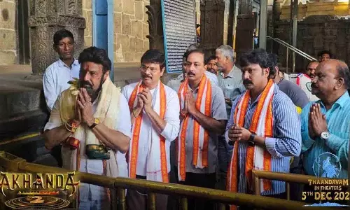 Balakrishna और बोयापति श्रीनु ने सिम्हाद्रि अप्पन्ना से मुलाकात की Balakrishna और बोयापति श्रीनु ने सिम्हाद्रि अप्पन्ना से मुलाकात की
