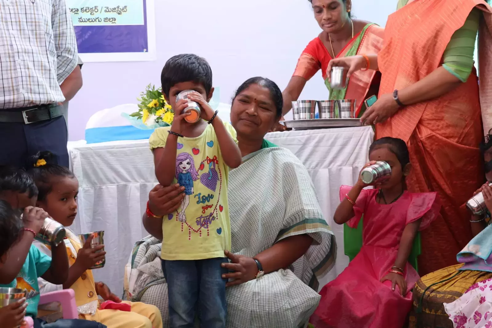 Telangana : मुलुगु ने आंगनवाड़ी बच्चों के लिए दूध योजना शुरू की Telangana : मुलुगु ने आंगनवाड़ी बच्चों के लिए दूध योजना शुरू की