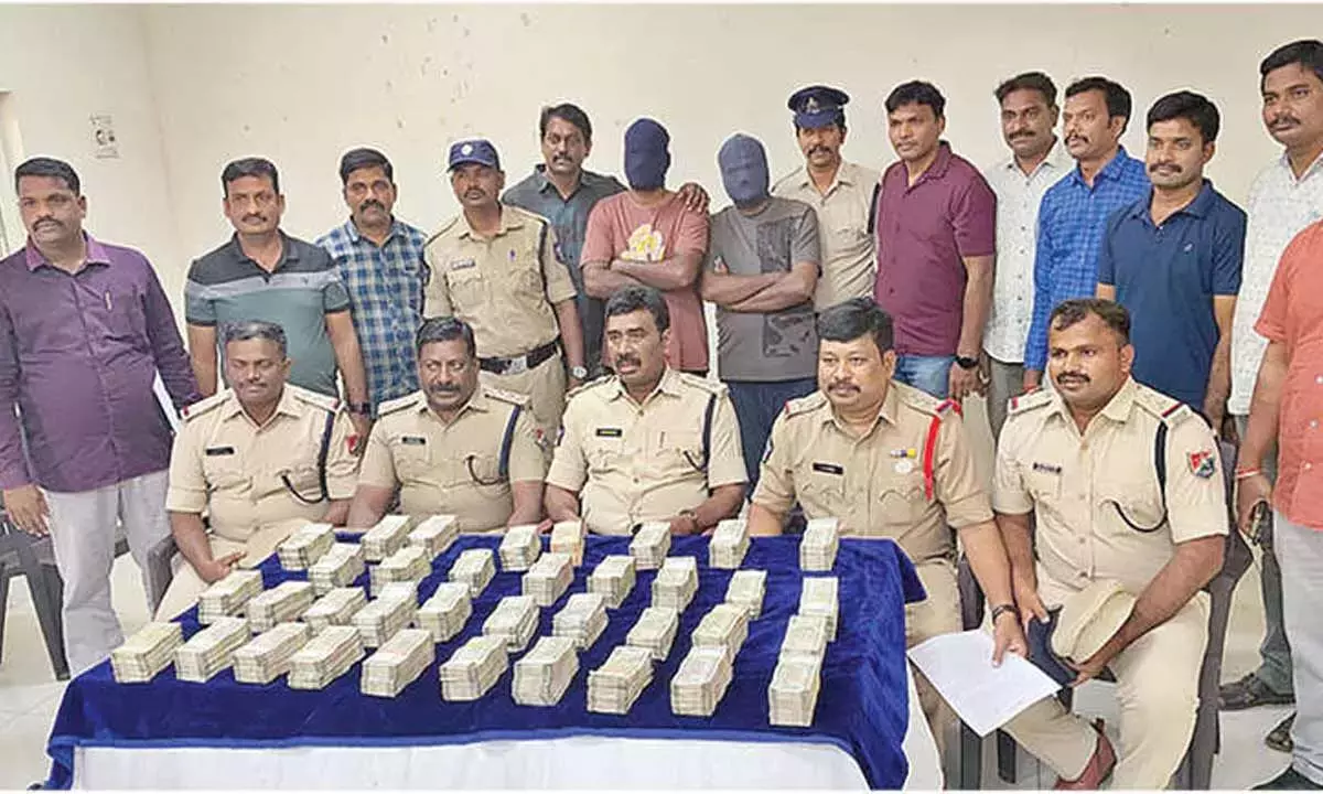 रायगडा एक्सप्रेस में 87 लाख रुपये की चोरी के आरोप में पुलिस ने दो लोगों को गिरफ्तार किया