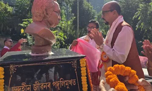 राज्यपाल डेका ने प्रसिद्ध साहित्यकार के कांस्य प्रतिमा का किया अनावरण राज्यपाल डेका ने प्रसिद्ध साहित्यकार के कांस्य प्रतिमा का किया अनावरण