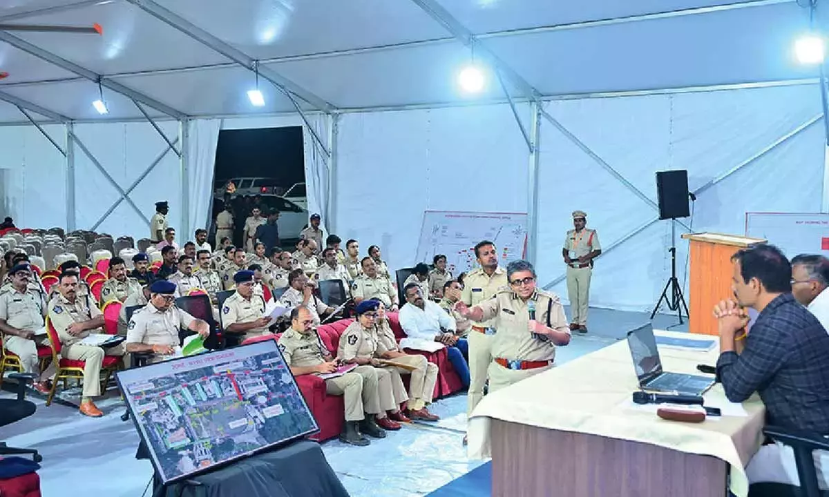 Andhra: राष्ट्रपति और प्रधानमंत्री की पुट्टपर्थी यात्रा से पहले पुलिस ने सुरक्षा कड़ी कर दी