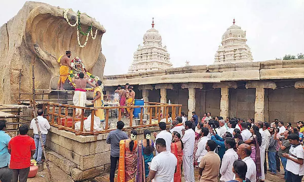 Andhra: लेपाक्षी दुर्गा वीरभद्र स्वामी मंदिर में भव्य अनुष्ठान आयोजित