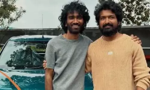 Pradeep Ranganathan ने निर्देशक रमेश नारायणसामी को नई कार उपहार में दी Pradeep Ranganathan ने निर्देशक रमेश नारायणसामी को नई कार उपहार में दी