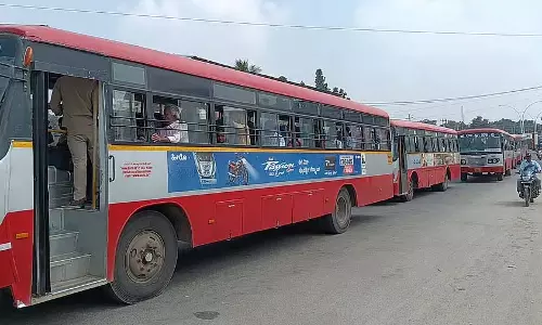 Chitradurga : परिवहन एजेंसी की बसें कतार में खड़ी Chitradurga : परिवहन एजेंसी की बसें कतार में खड़ी