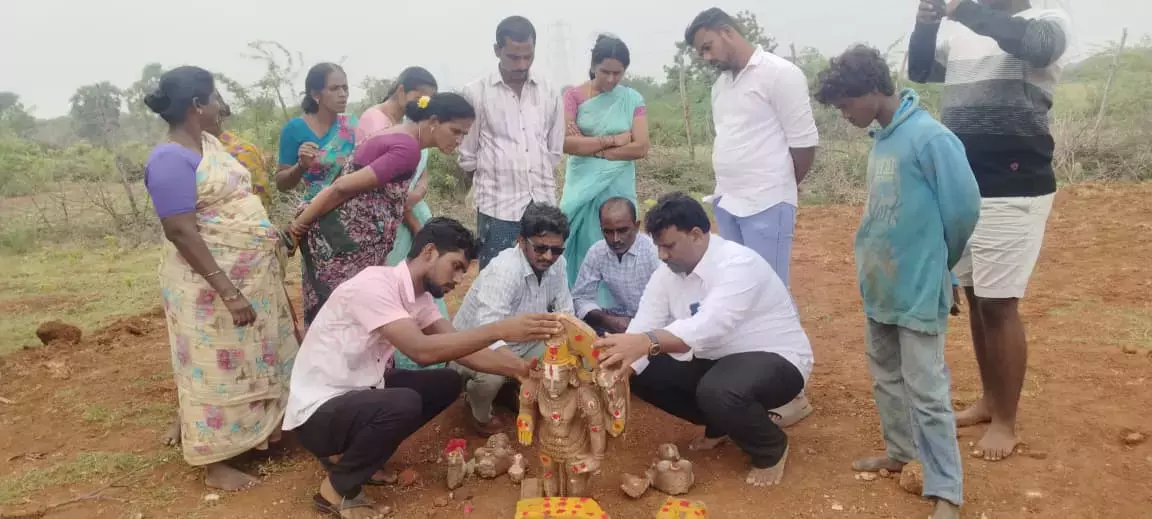कोंडावल्लीपाडु में भूमि समतलीकरण कार्य के दौरान प्राचीन मूर्तियाँ मिलीं