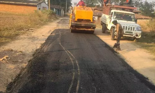 पीडब्ल्यूडी द्वारा सड़कों का मरम्मत कार्य जारी पीडब्ल्यूडी द्वारा सड़कों का मरम्मत कार्य जारी