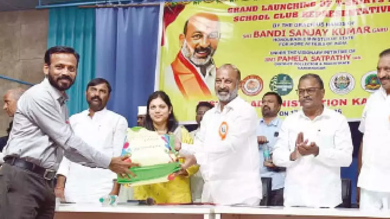 Telangana: बंदी ने सरकारी स्कूलों में छात्र क्लबों की स्थापना की सराहना की