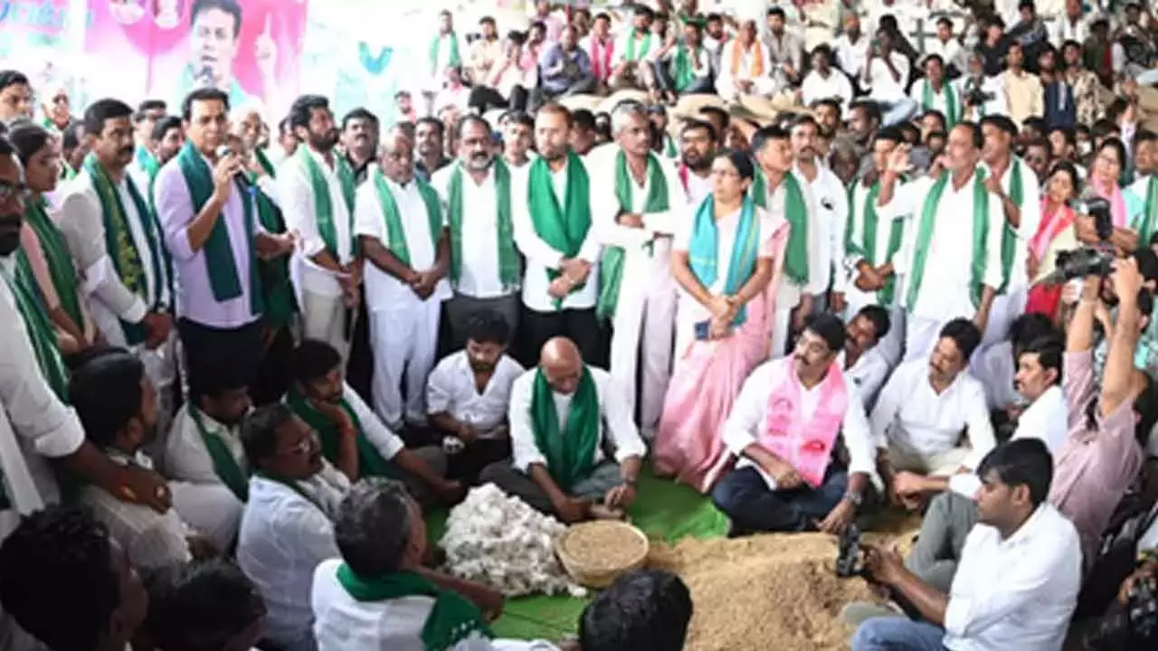 Telangana: केटीआर ने कपास किसानों से मुलाकात की