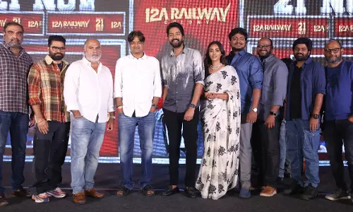 12ए रेलवे कॉलोनी की शूटिंग के दौरान मेरे हाथ में चोट लग गई थी: अल्लारी नरेश 12ए रेलवे कॉलोनी की शूटिंग के दौरान मेरे हाथ में चोट लग गई थी: अल्लारी नरेश