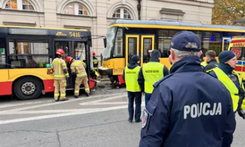 Poland: वारसॉ में ट्राम और बस की टक्कर में 23 लोग घायल Poland: वारसॉ में ट्राम और बस की टक्कर में 23 लोग घायल