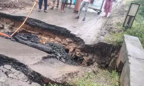 Nellore में पुलिया क्षतिग्रस्त, लोगों को आवागमन में दिक्कत Nellore में पुलिया क्षतिग्रस्त, लोगों को आवागमन में दिक्कत