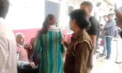 जबरन चूमने की कोशिश का अंजाम: Kanpur में महिला ने पूर्व प्रेमी की जीभ काटी जबरन चूमने की कोशिश का अंजाम: Kanpur में महिला ने पूर्व प्रेमी की जीभ काटी