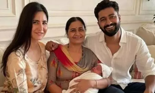 Katrina-कौशल के बेटे की AI तस्वीरें वायरल, गोद में बच्चे के साथ नजर आए नए माता-पिता Katrina-कौशल के बेटे की AI तस्वीरें वायरल, गोद में बच्चे के साथ नजर आए नए माता-पिता