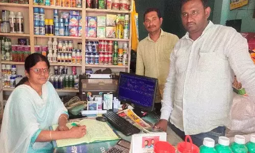 Karepally में उर्वरक की दुकानों का निरीक्षण