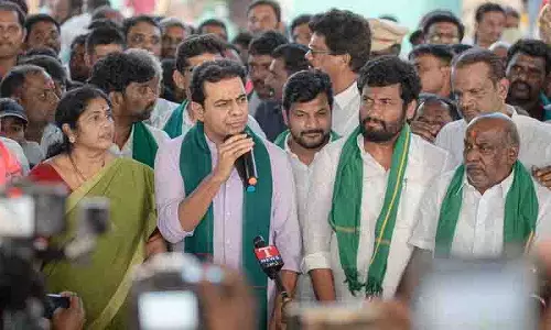 आदिलाबाद में सैकड़ों बीआरएस कार्यकर्ताओं ने KTR का स्वागत किया