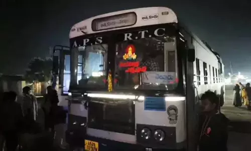 नेल्लोर जिला संगम के पास RTC बस में आग नेल्लोर जिला संगम के पास RTC बस में आग