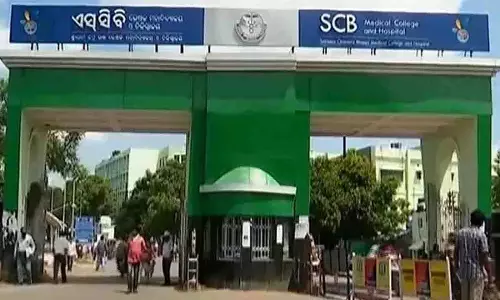 Cuttack अस्पताल में महिला मरीज के साथ हुई बदसलूकी, स्टाफ गिरफ्तार
